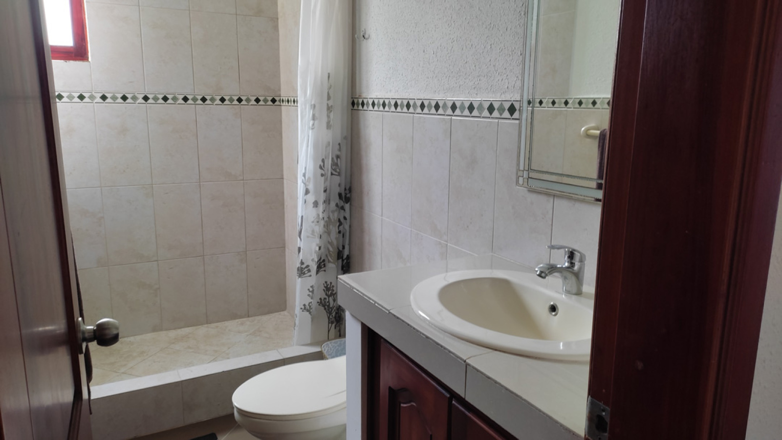One of 2 bathrooms