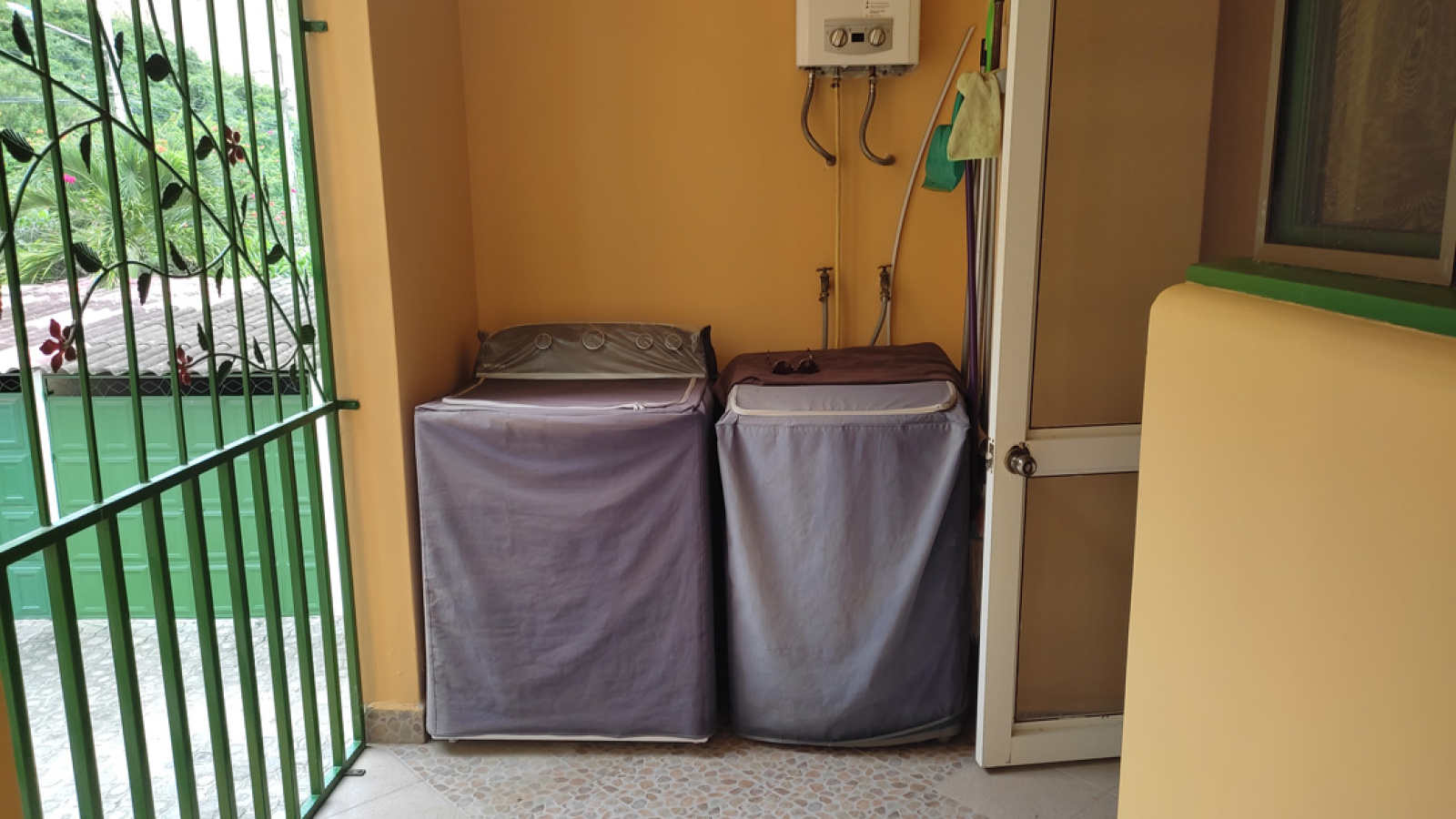 Laundry equipped with washer and dryter